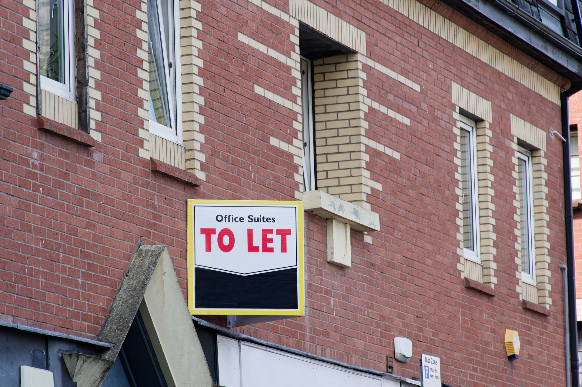 Office building to let sign due to closed business